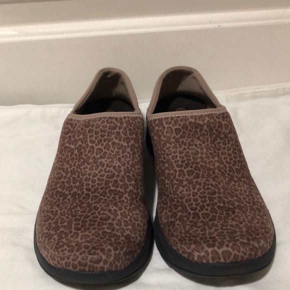 bzees leopard print shoes